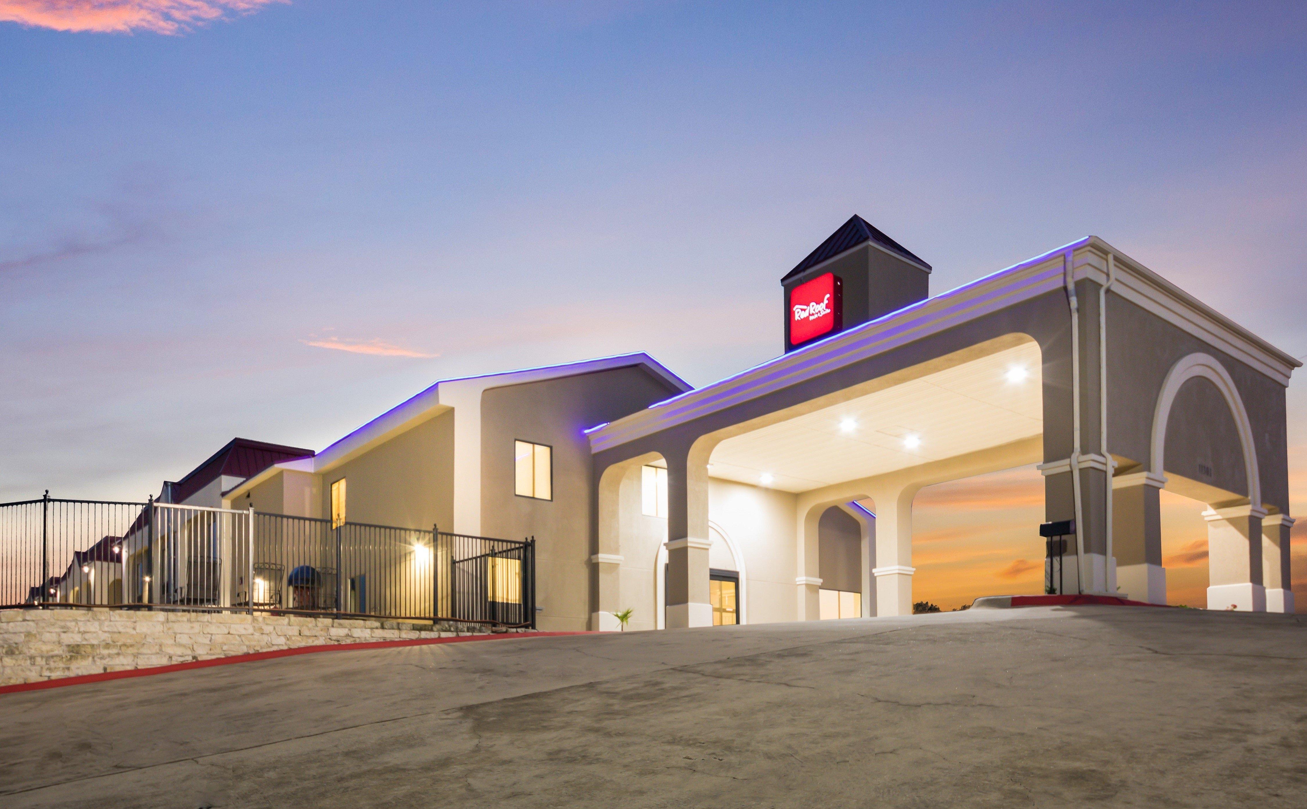 Red Roof Inn & Suites Austin East - Manor Bagian luar foto