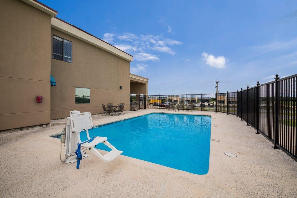 Red Roof Inn & Suites Austin East - Manor Bagian luar foto