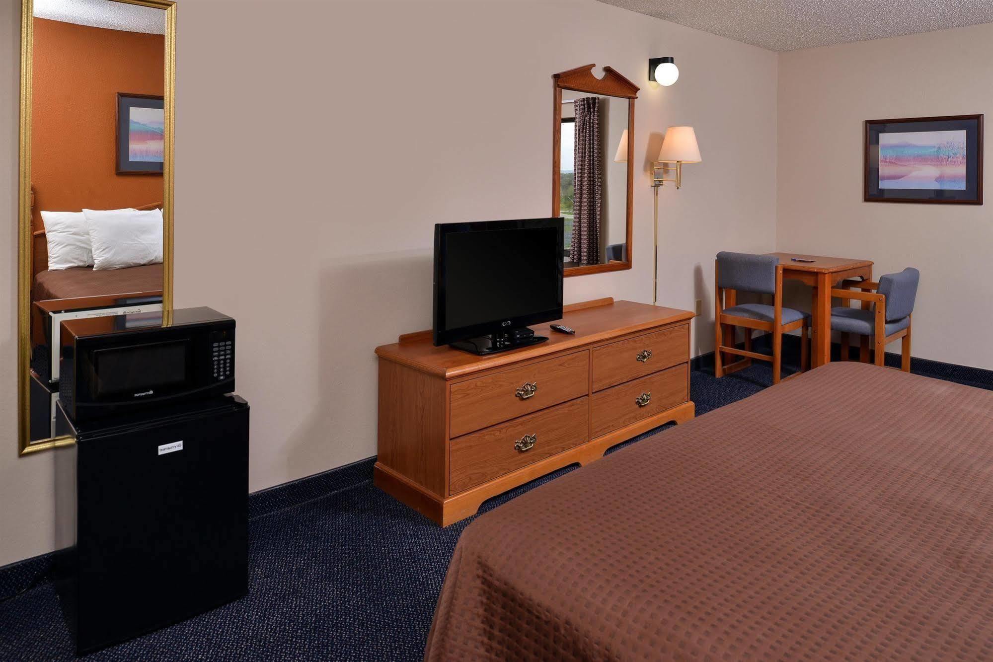 Red Roof Inn & Suites Austin East - Manor Bagian luar foto